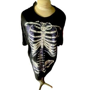 Celebrate Halloween Skeleton Tshirt 

Size 2XL
